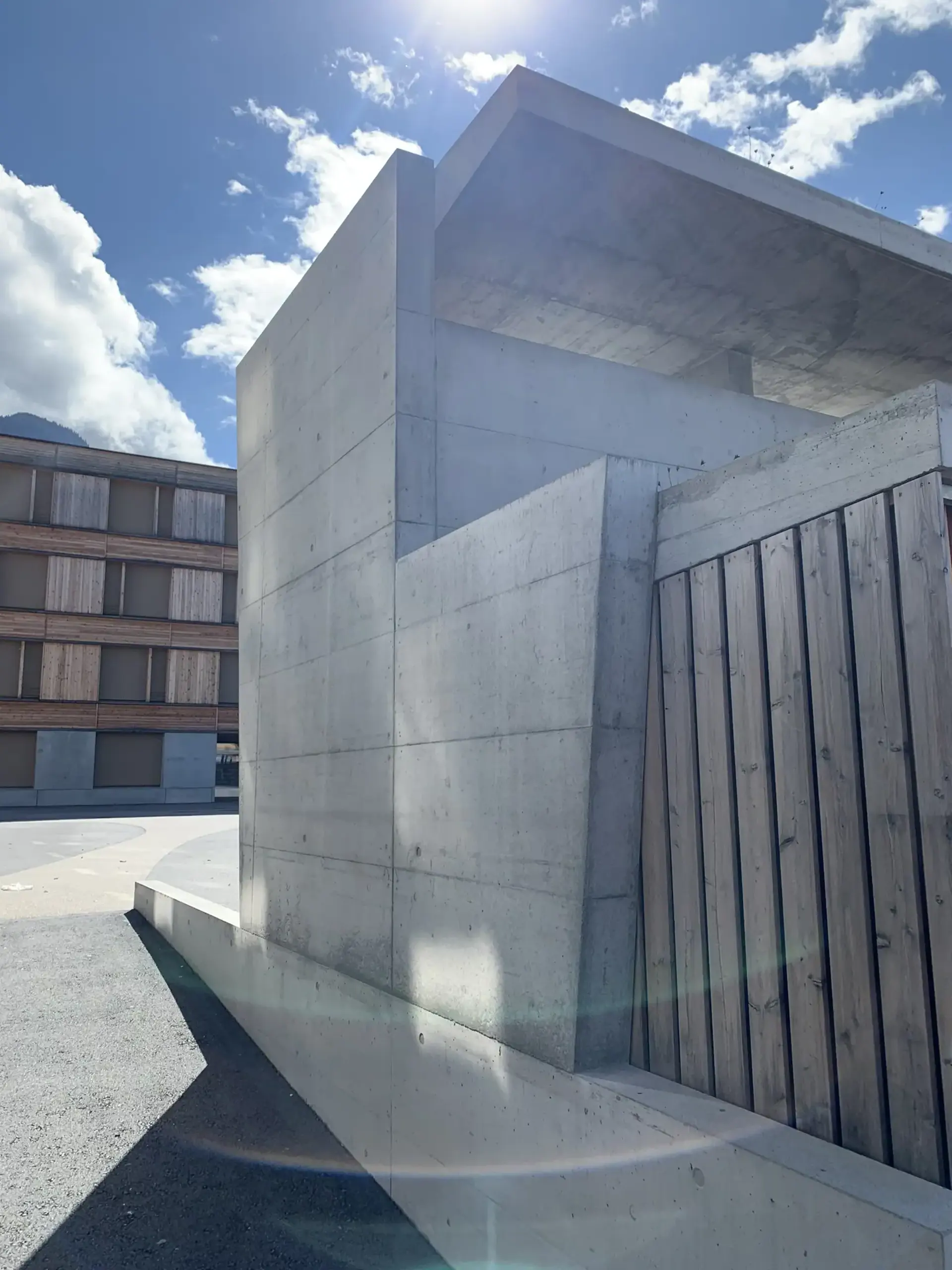 08_Neugestaltung Schulhausplatz Igsi mit Tribüne_Velounterstand